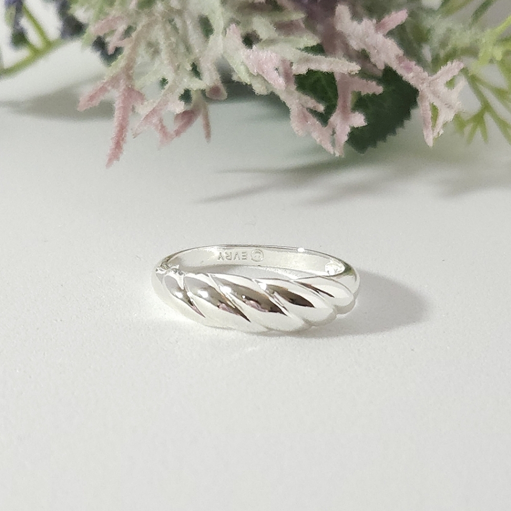 Silver Evry Ribbed Band Ring Size 8